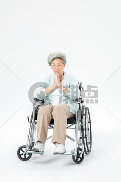老人轮椅祈祷图片素材免费下载