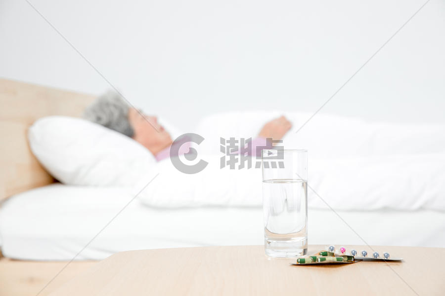 老人睡觉药片图片素材免费下载
