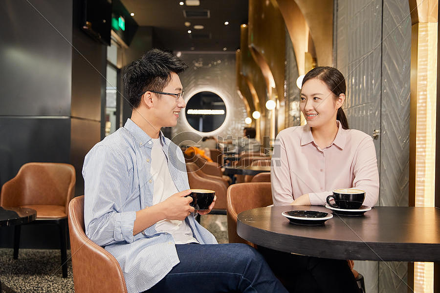 年轻男女在咖啡厅聊天摄影图6089*4059图片素材免费下载-编号992099-潮点视频