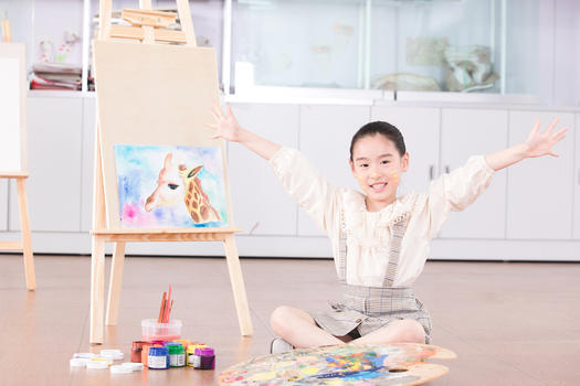 儿童在教室绘画图片素材免费下载