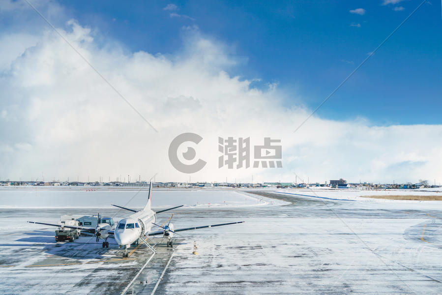 雪地上的飞机图片素材免费下载