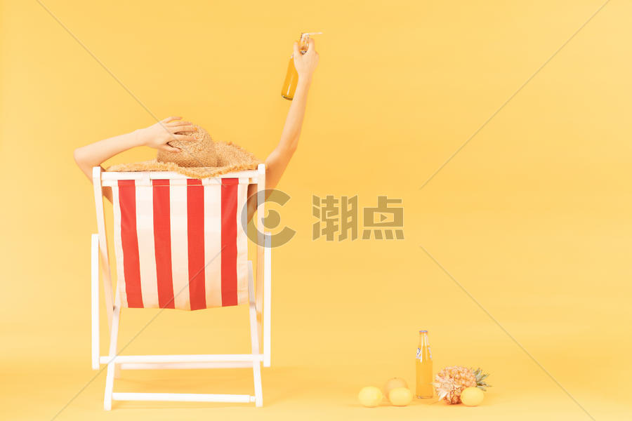 青年女子沙滩椅乘凉图片素材免费下载
