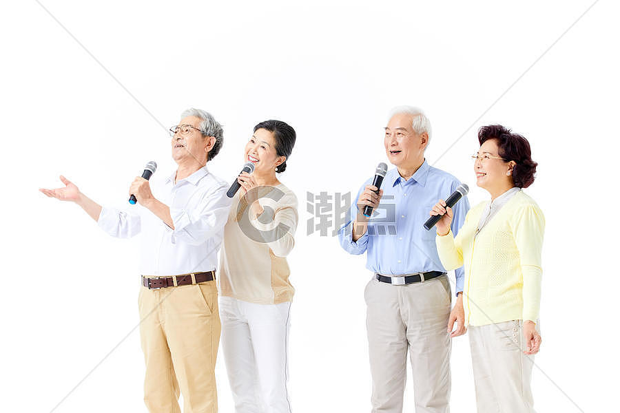 老年人一起拿话筒唱歌图片素材免费下载