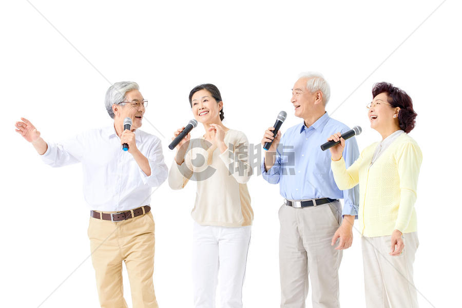 老年人一起拿话筒唱歌图片素材免费下载