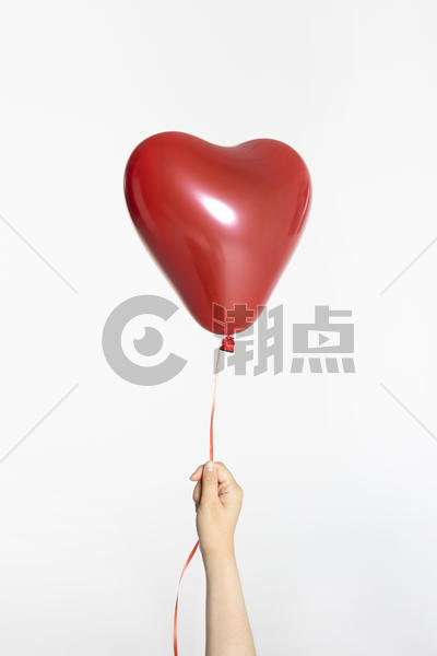 手拿爱心气球图片素材免费下载