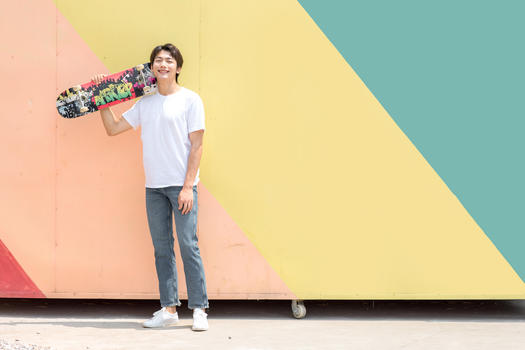 活力男青年玩滑板图片素材免费下载