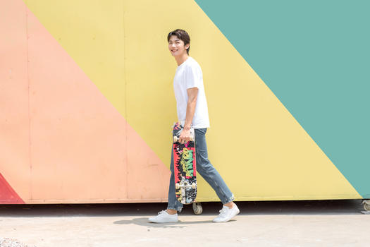 活力男青年玩滑板图片素材免费下载