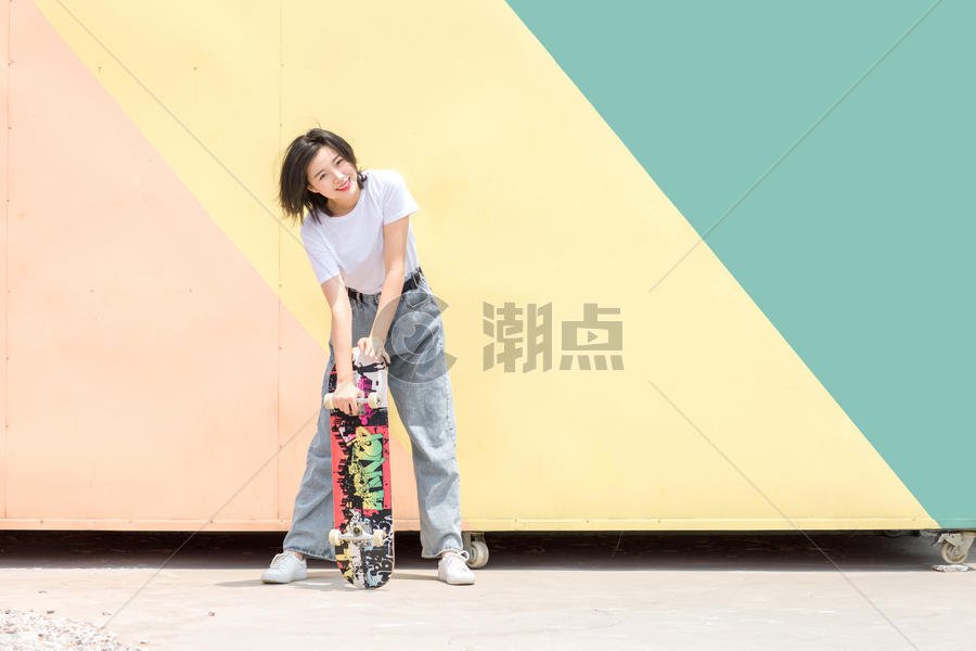 活力女青年玩滑板图片素材免费下载