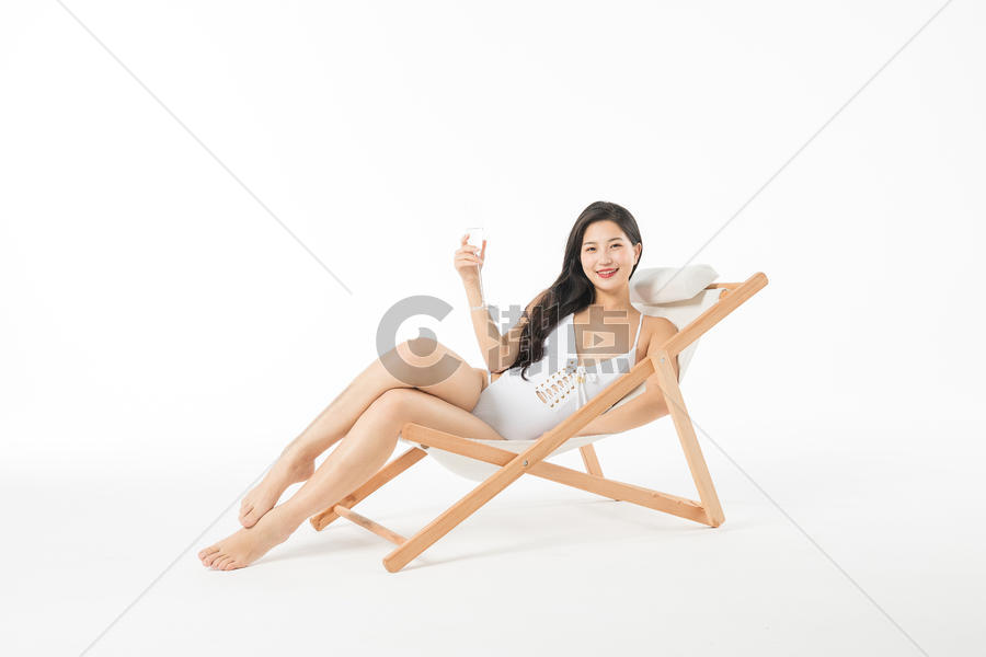 泳装美女在躺椅上喝香槟图片素材免费下载
