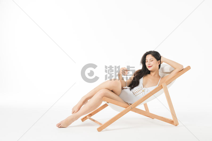 泳装美女在躺椅上喝香槟图片素材免费下载