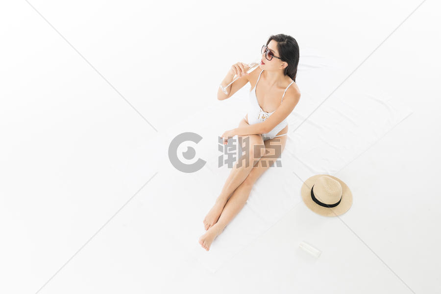 泳装美女晒太阳喝香槟图片素材免费下载