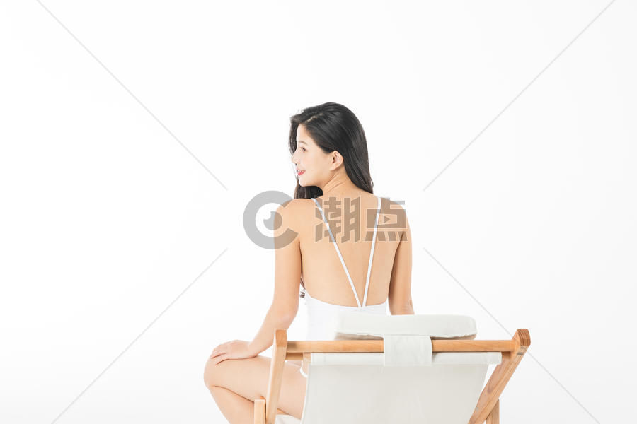 泳装美女在躺椅上晒太阳图片素材免费下载