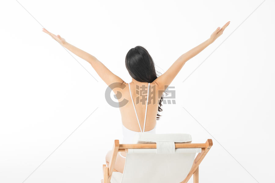 泳装美女躺椅上晒太阳背影图片素材免费下载