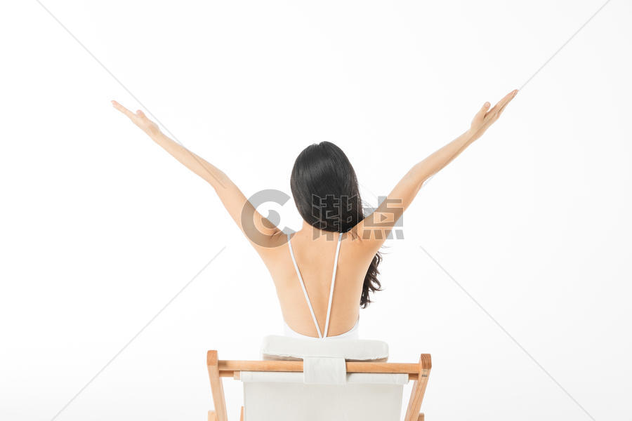 泳装美女躺椅上晒太阳图片素材免费下载