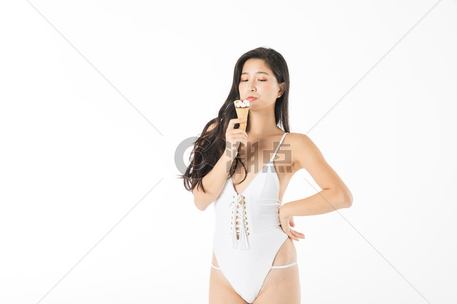 泳装美女吃雪糕图片素材免费下载