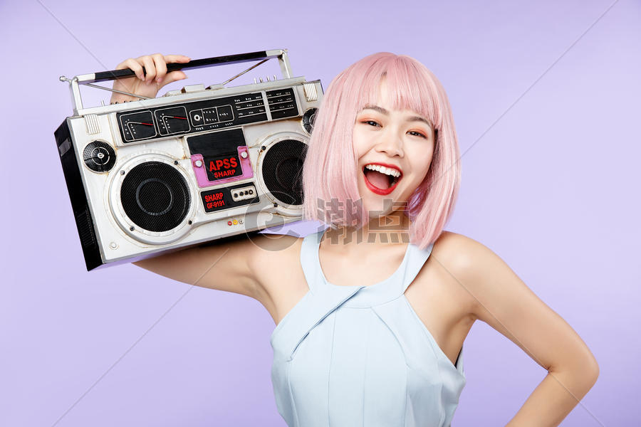 美女抱着收音机图片素材免费下载