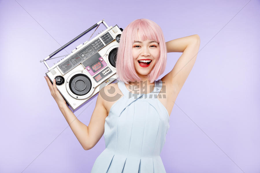 美女抱着收音机图片素材免费下载