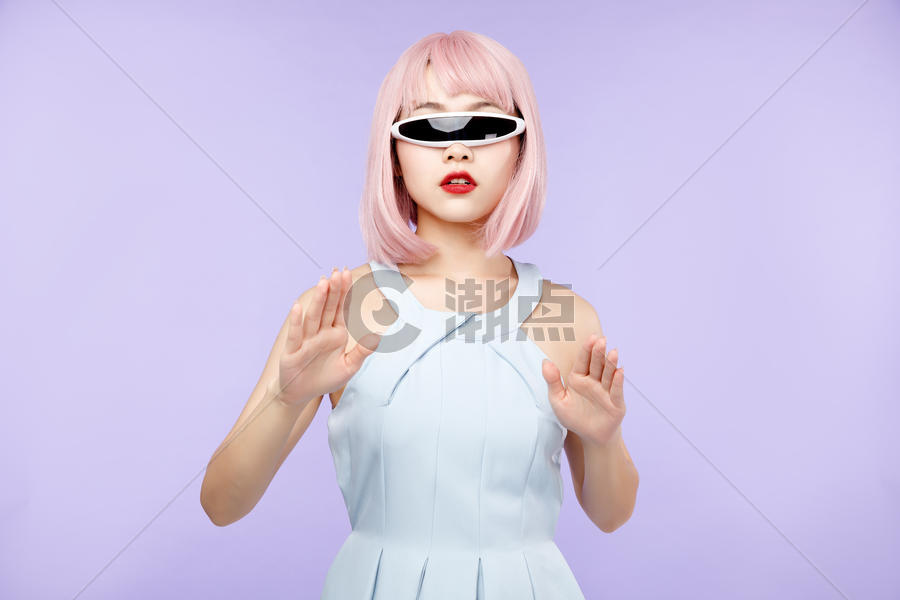 美女带VR眼镜图片素材免费下载