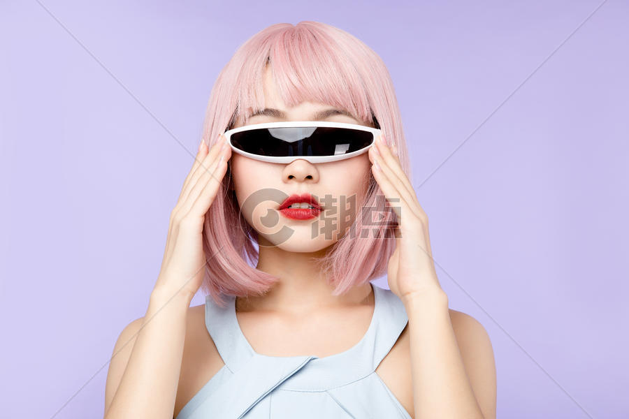 美女带VR眼镜图片素材免费下载