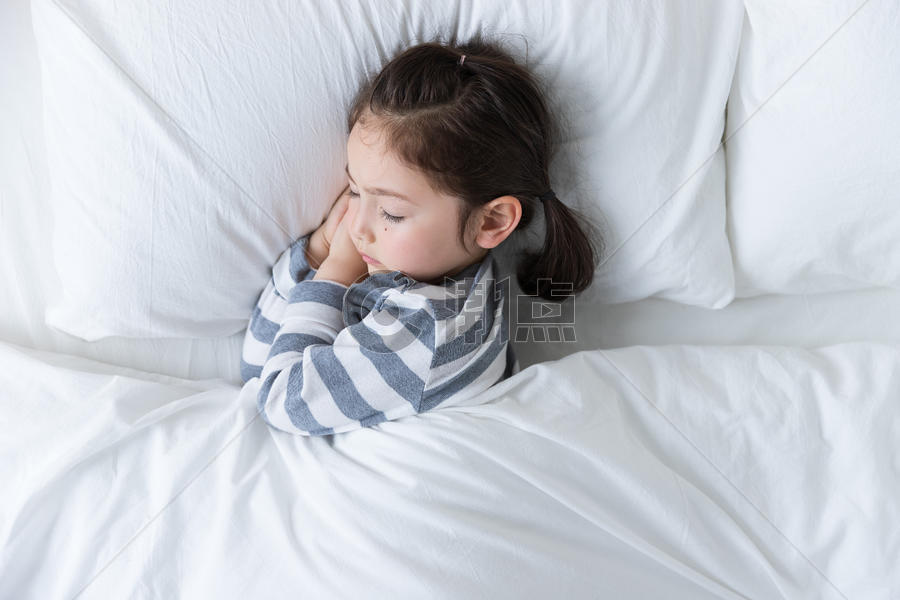 外国儿童睡觉图片素材免费下载