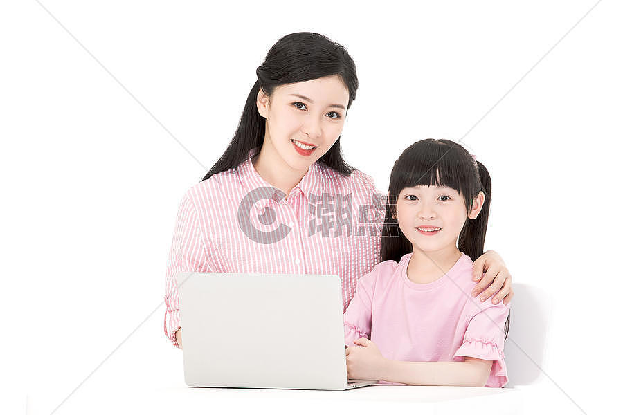 母女玩电脑图片素材免费下载
