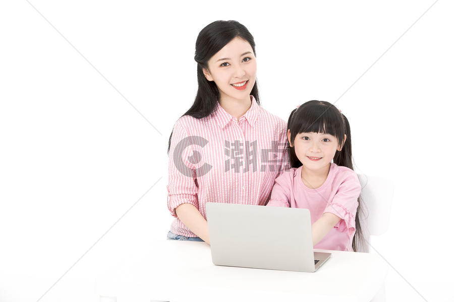 母女玩电脑图片素材免费下载