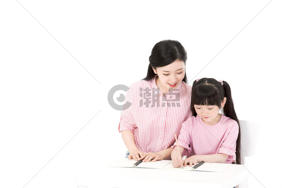 母亲教女儿写作业图片素材免费下载