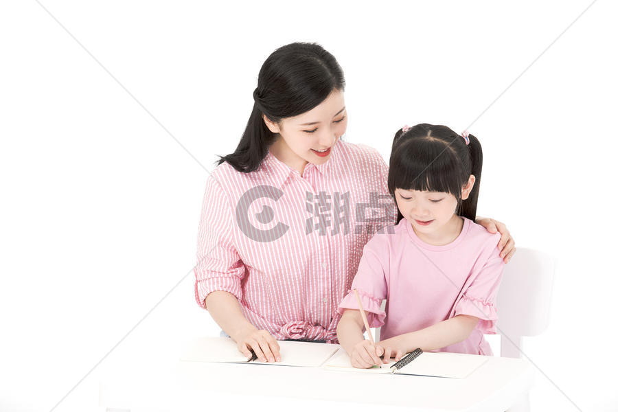 母亲教女儿写作业图片素材免费下载