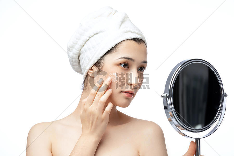 美女照镜子涂抹乳液图片素材免费下载