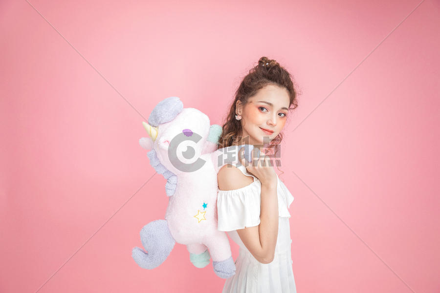 美妆少女抱玩偶图片素材免费下载