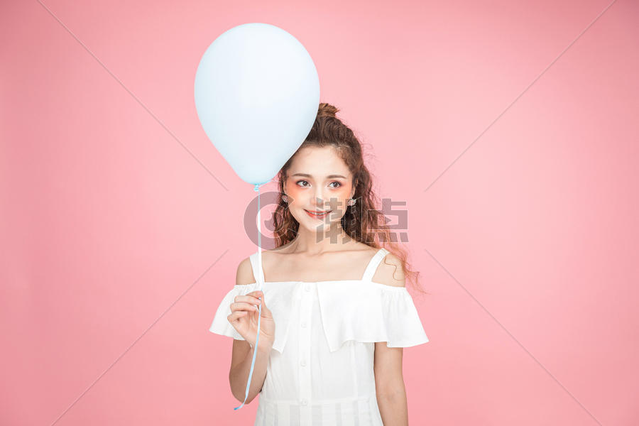 美妆少女拿气球图片素材免费下载