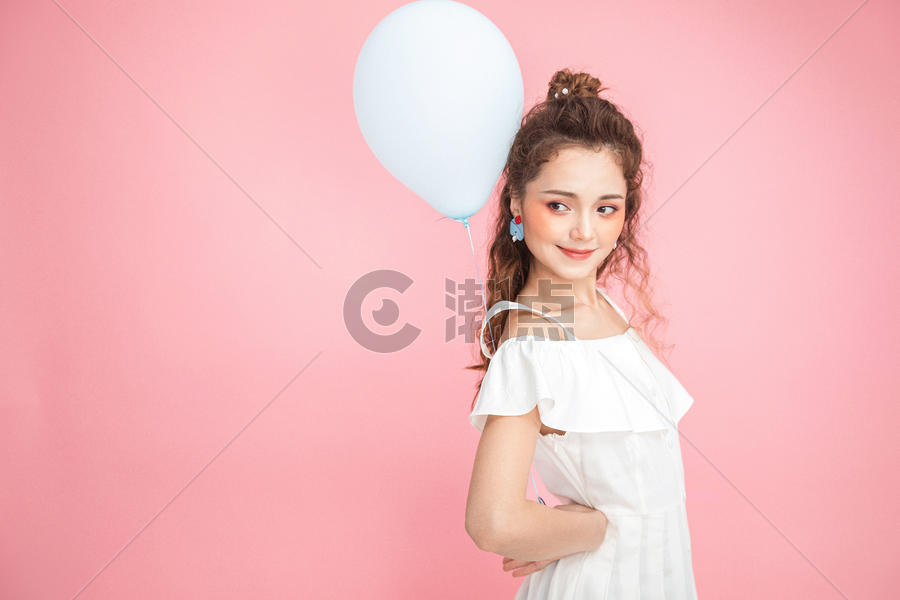 美妆少女拿气球图片素材免费下载
