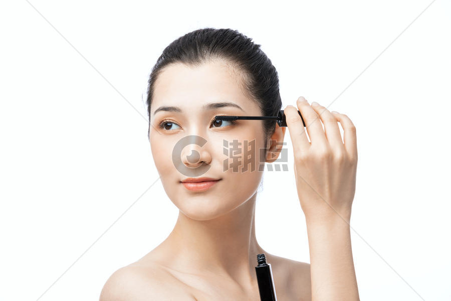 女性刷睫毛膏图片素材免费下载