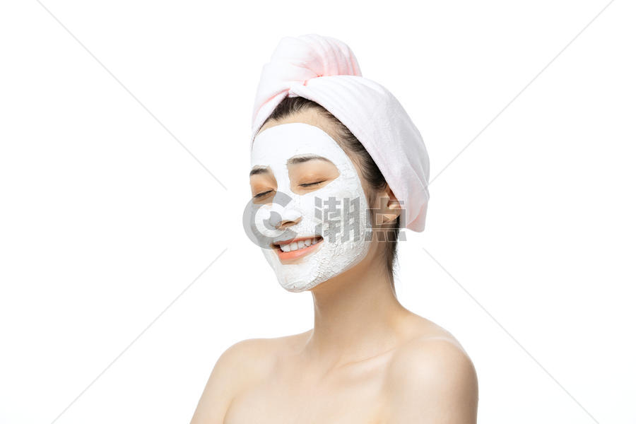 女性涂面膜图片素材免费下载