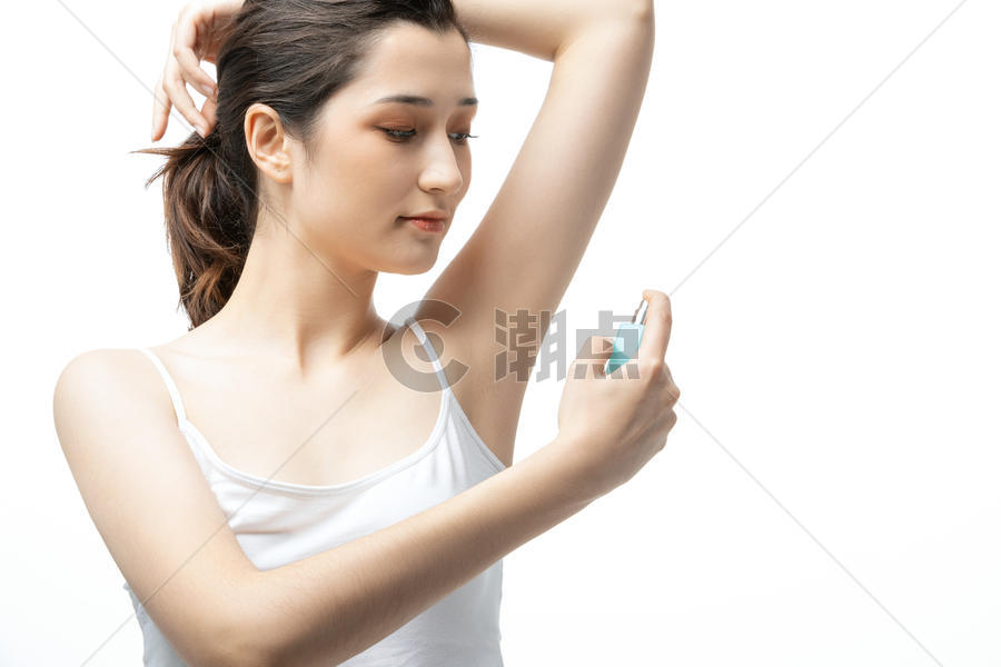 年轻女士喷香水图片素材免费下载
