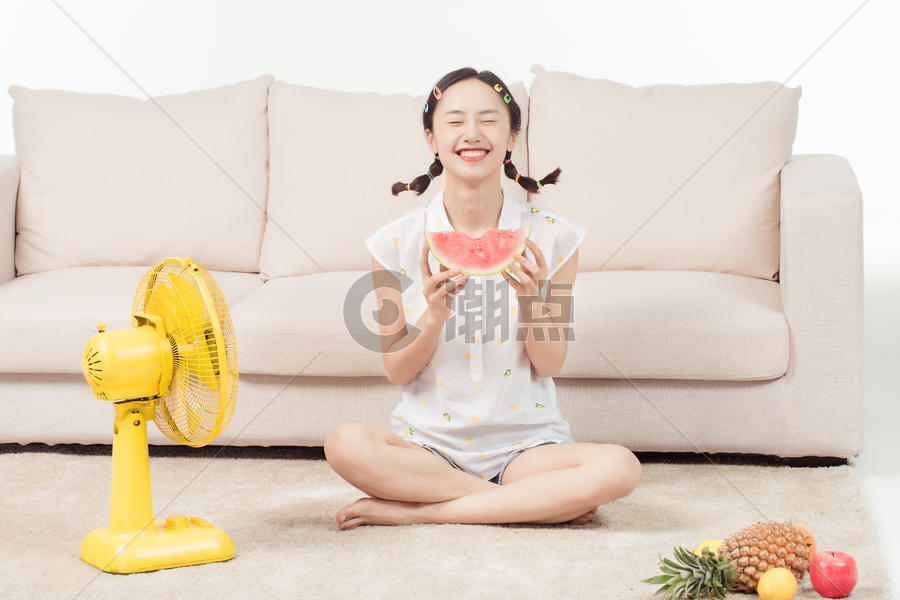 青年女子客厅吃西瓜图片素材免费下载