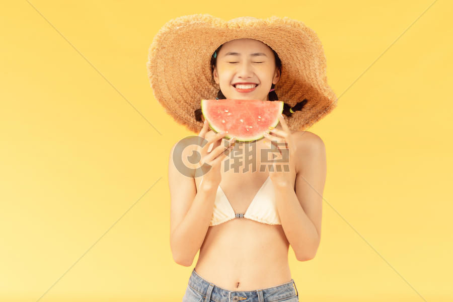 夏日美女吃西瓜图片素材免费下载