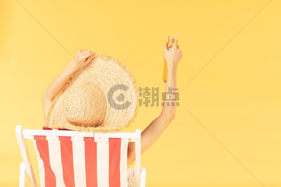 青年女子沙滩椅乘凉 图片素材免费下载