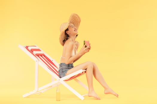 青年女子沙滩椅乘凉图片素材免费下载