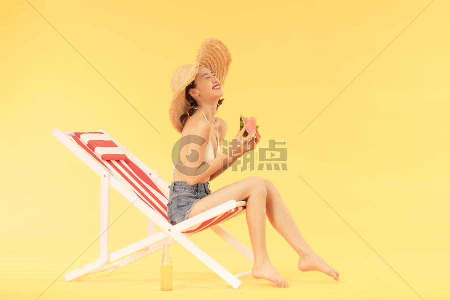 青年女子沙滩椅乘凉 图片素材免费下载