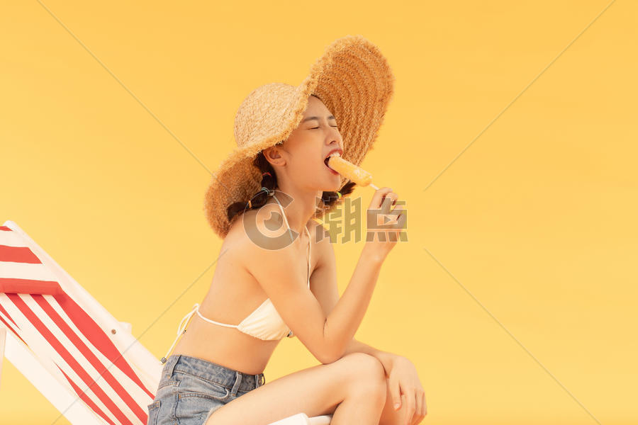 夏日美女吃冰棒图片素材免费下载