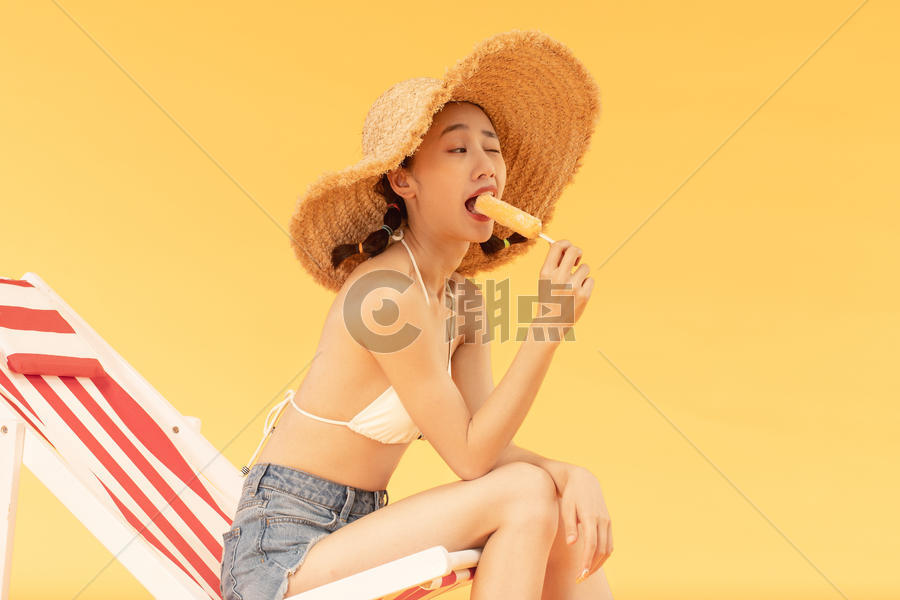 夏日美女吃冰棒图片素材免费下载