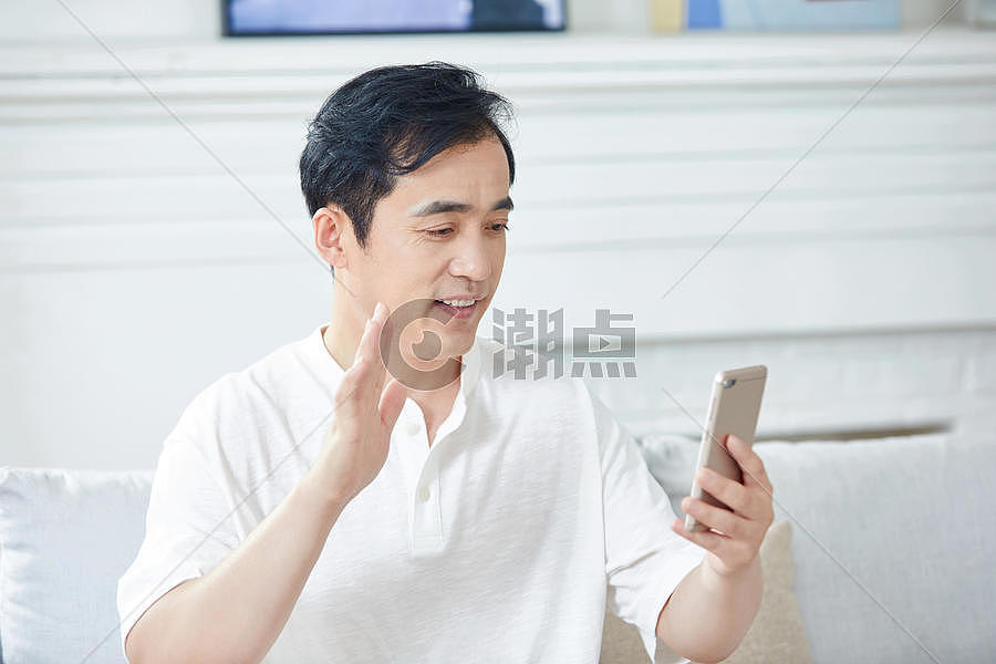 中年男性用手机视频通话图片素材免费下载