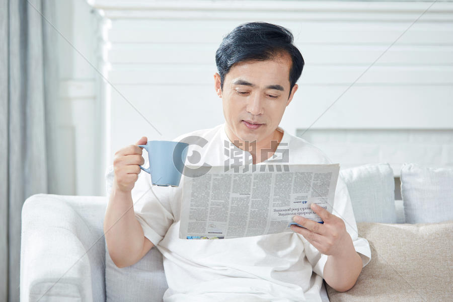 中年男性在家看报纸图片素材免费下载