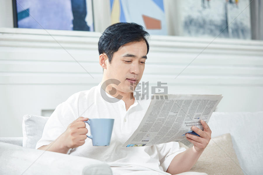 中年男性在家看报纸图片素材免费下载