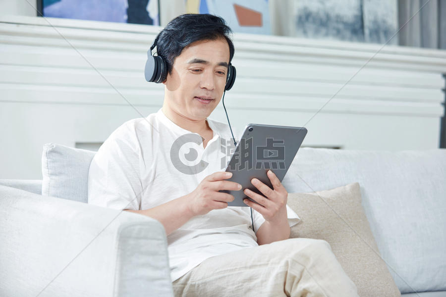 中年男性在家听歌图片素材免费下载