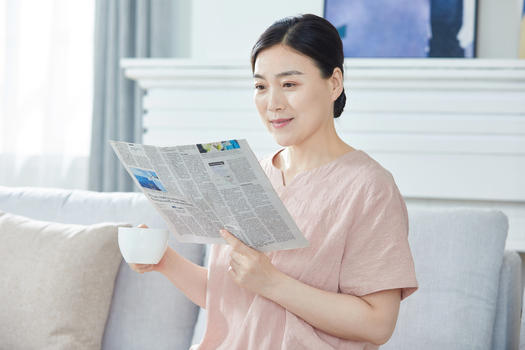 中年女性在家看报纸图片素材免费下载