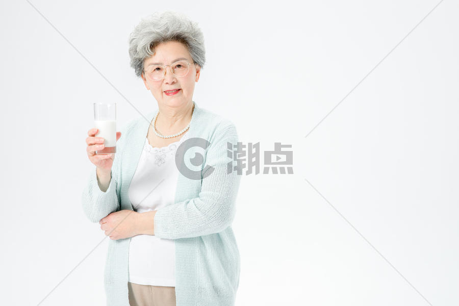 老人喝牛奶图片素材免费下载