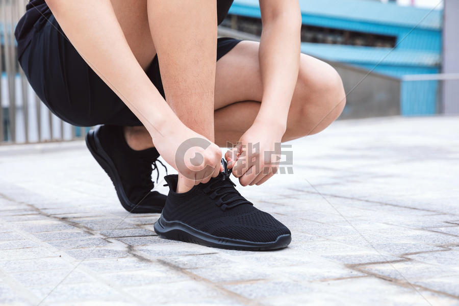 运动男性系鞋带图片素材免费下载