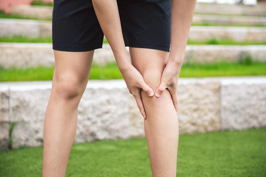 运动男性膝盖痛图片素材免费下载